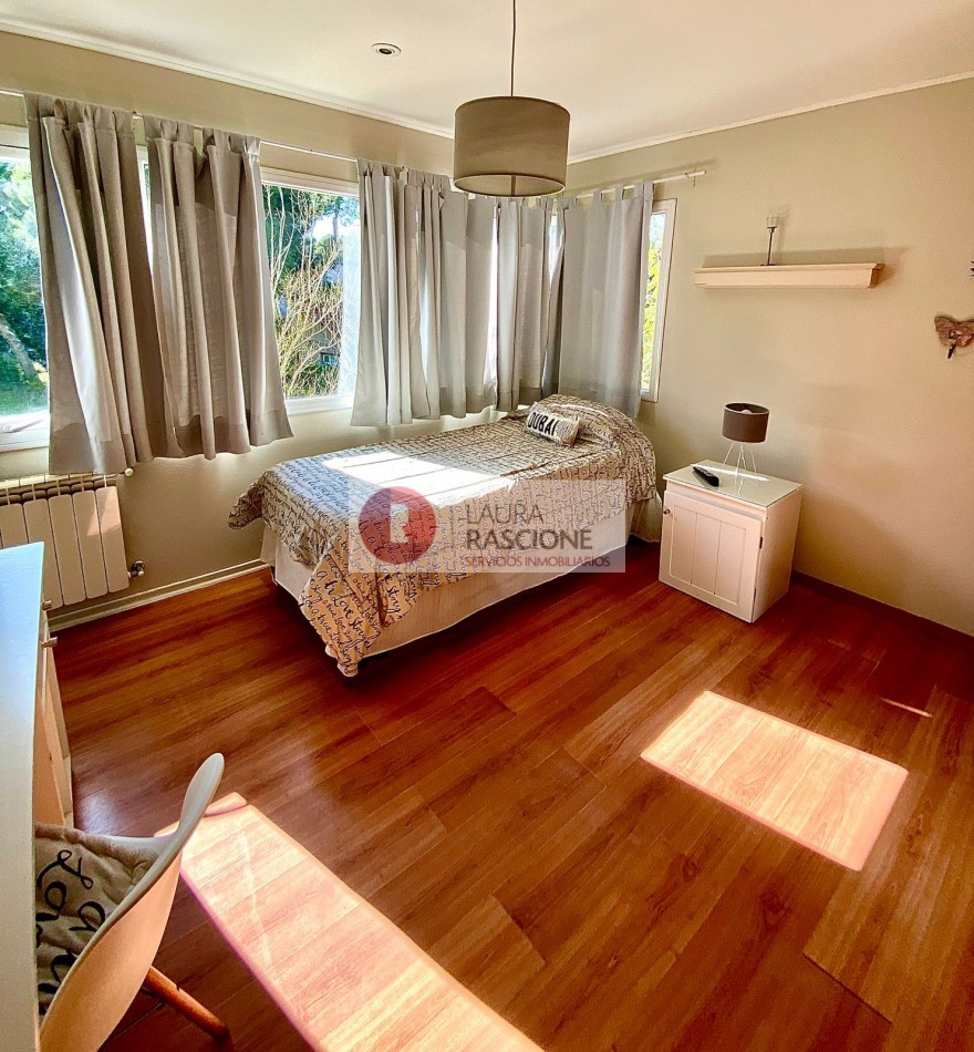 Venta Casa 5 ambientes en Pinamar con dos suites y parque (Ideal Familia o Renta Temporaria)