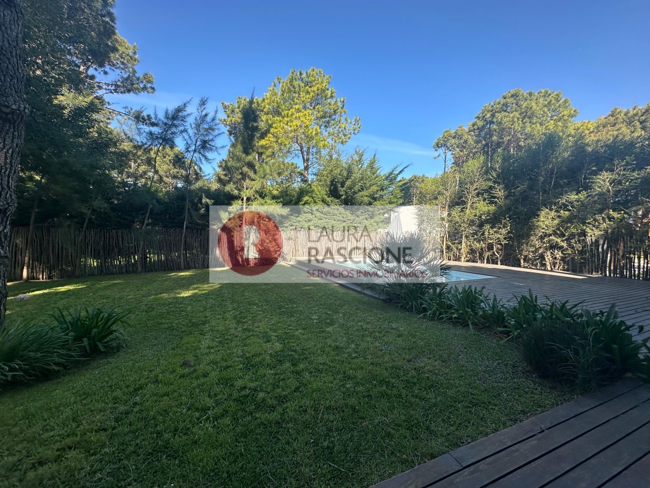 Venta de Casa 4 ambientes con piscina Barrio Nayades, Pinamar