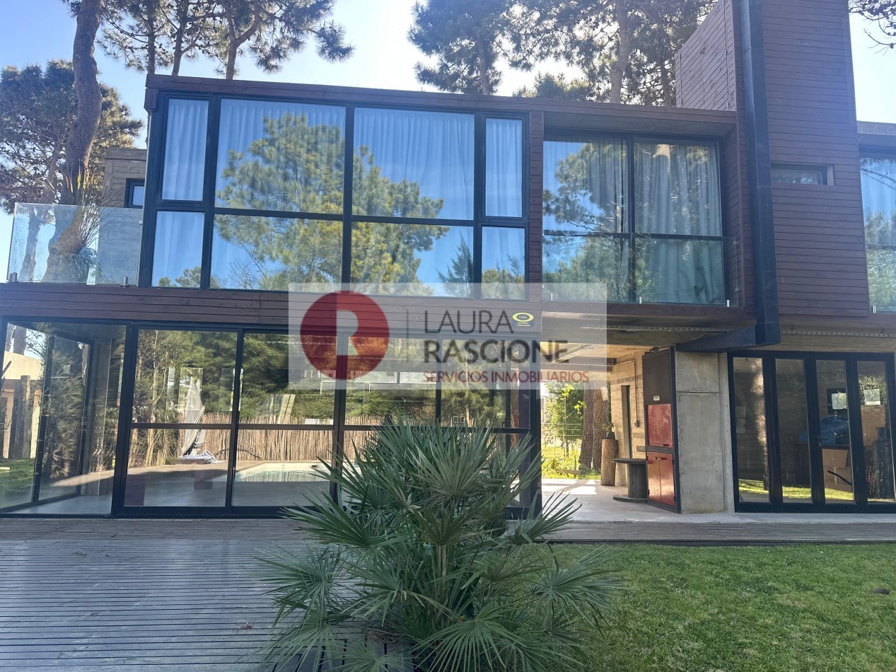 Venta de Casa 4 ambientes con piscina Barrio Nayades, Pinamar