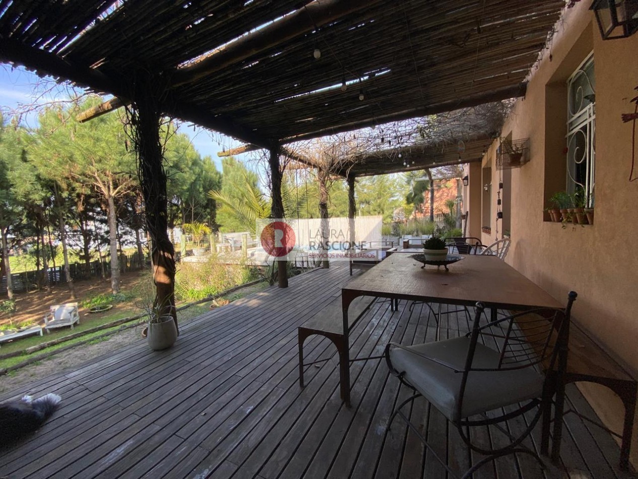 Casa de 2 Dormitorios con Parque y Pileta en Pinamar