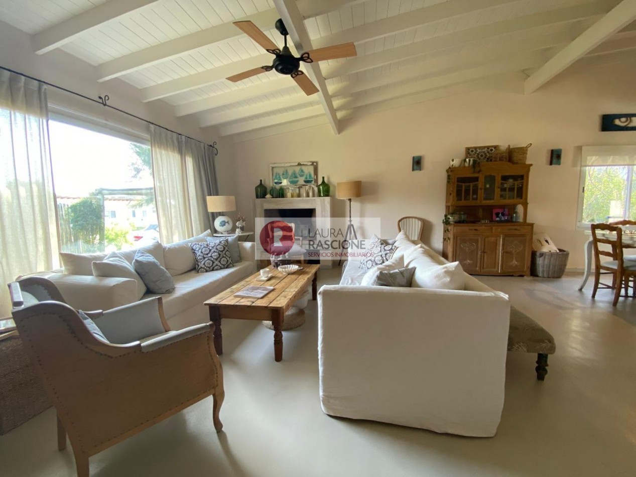 Casa de 2 Dormitorios con Parque y Pileta en Pinamar