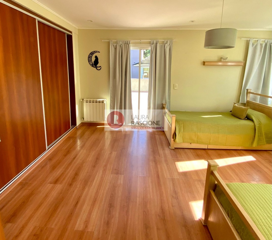 Venta Casa 5 ambientes en Pinamar con dos suites y parque (Ideal Familia o Renta Temporaria)