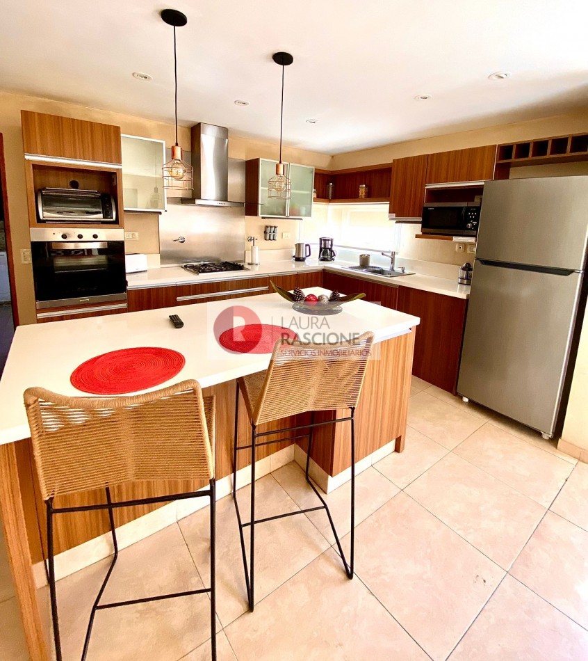 Venta Casa 5 ambientes en Pinamar con dos suites y parque (Ideal Familia o Renta Temporaria)