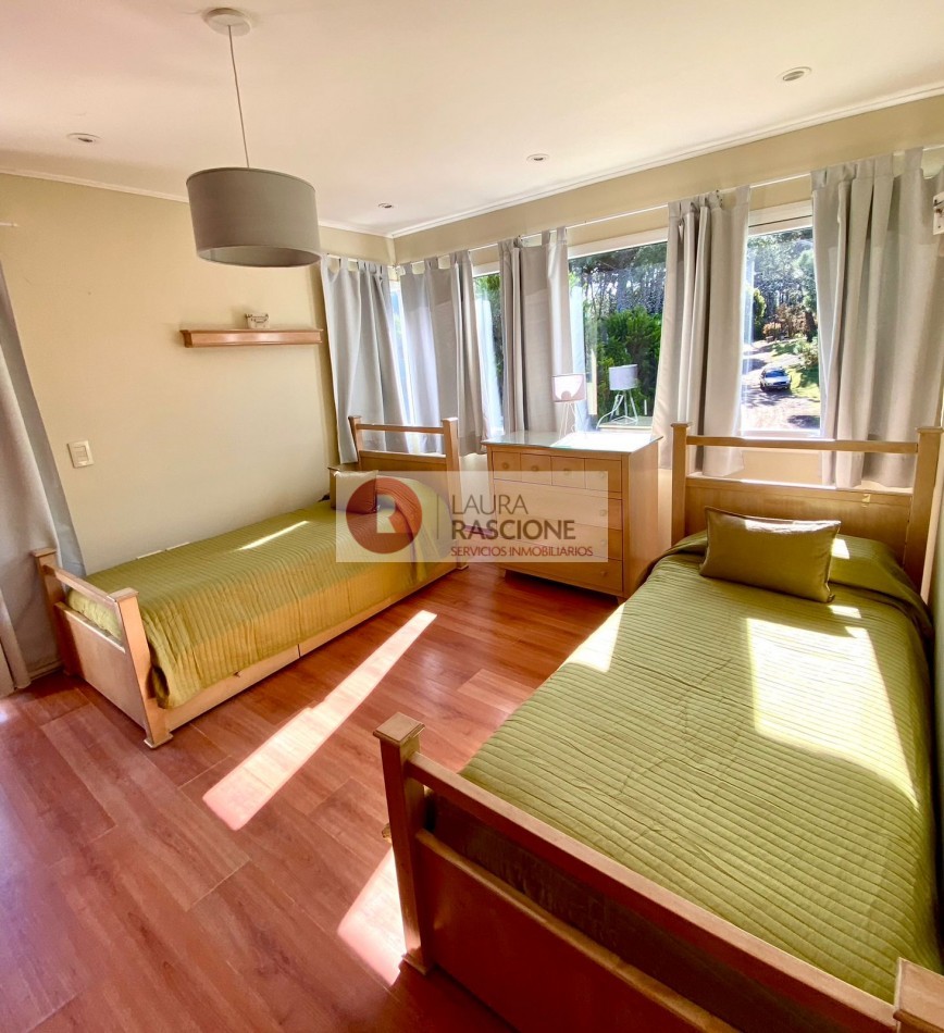 Venta Casa 5 ambientes en Pinamar con dos suites y parque (Ideal Familia o Renta Temporaria)