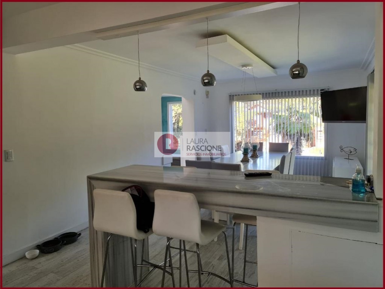 Casa en venta con amplio parque y pileta (C)