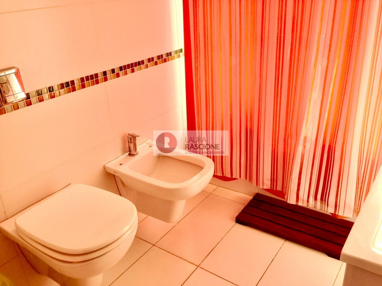 Venta Casa 5 ambientes en Pinamar con dos suites y parque (Ideal Familia o Renta Temporaria)