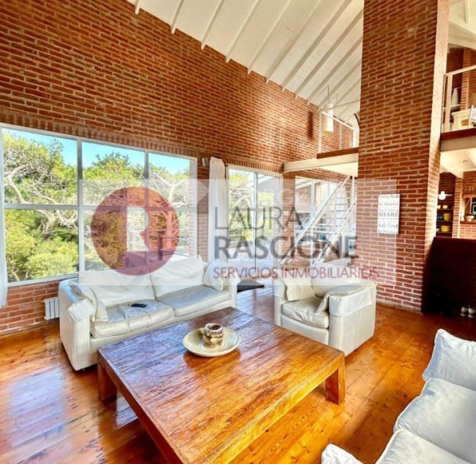 Casa en venta en Carilo, sobre Avutarda a 100 mas del mar!