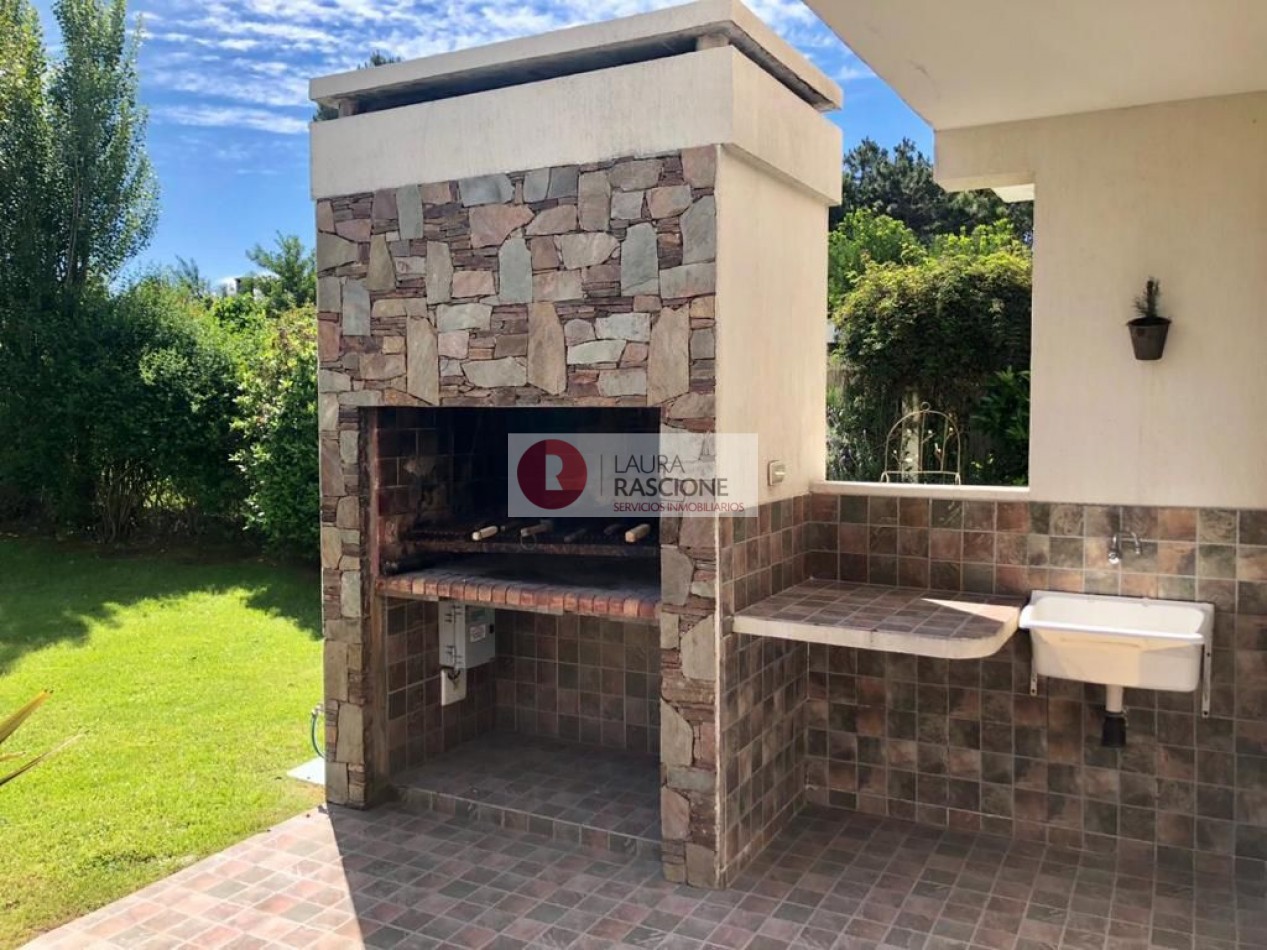 Venta Casa 5 ambientes en Pinamar con dos suites y parque (Ideal Familia o Renta Temporaria)