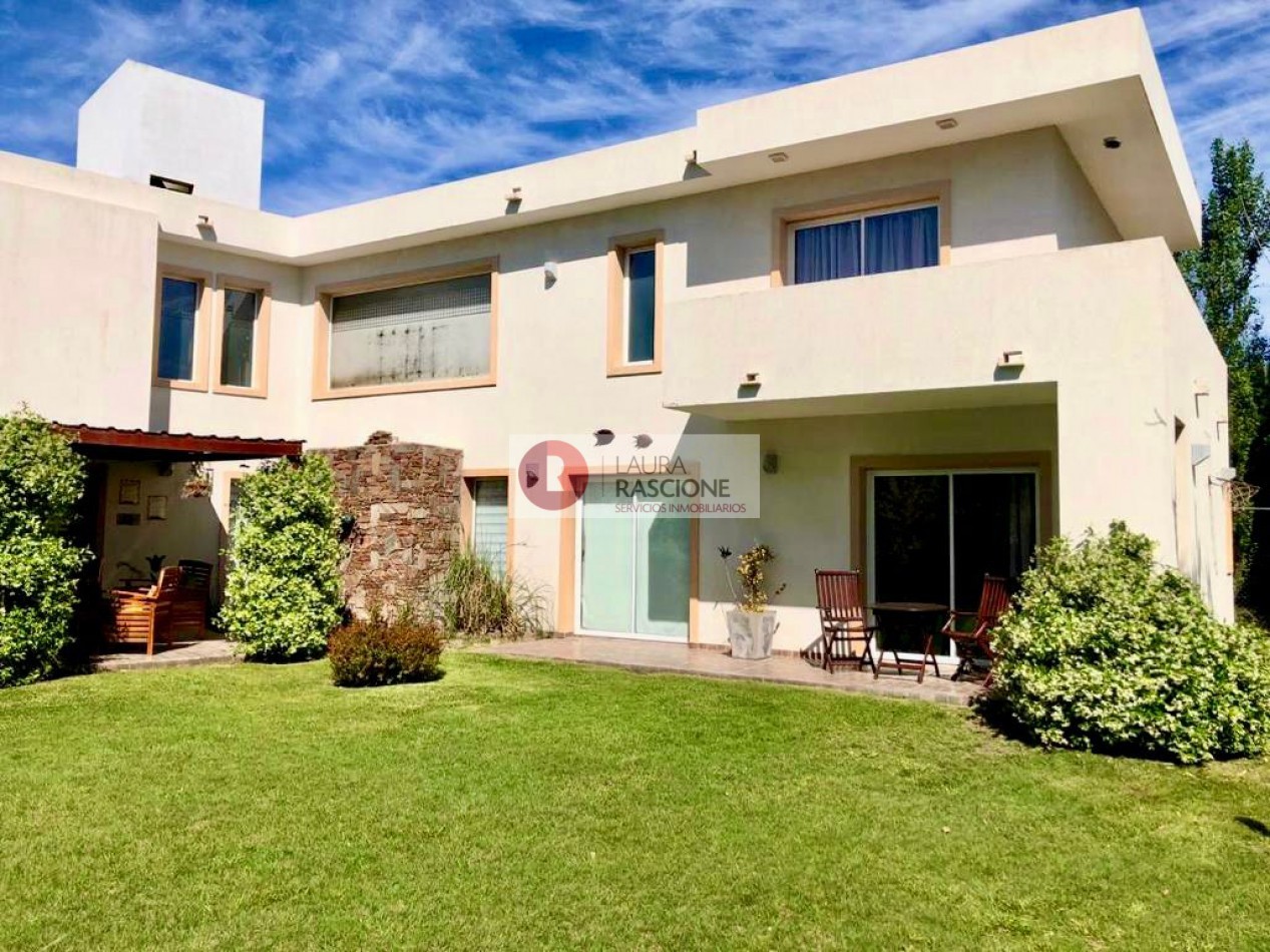 Venta Casa 5 ambientes en Pinamar con dos suites y parque (Ideal Familia o Renta Temporaria)