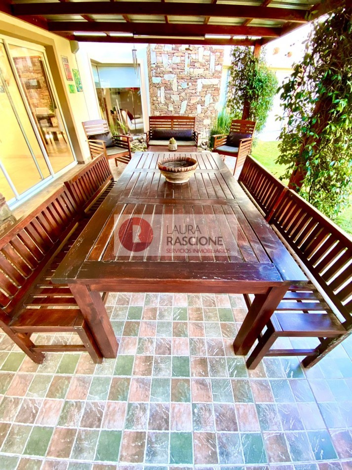 Venta Casa 5 ambientes en Pinamar con dos suites y parque (Ideal Familia o Renta Temporaria)