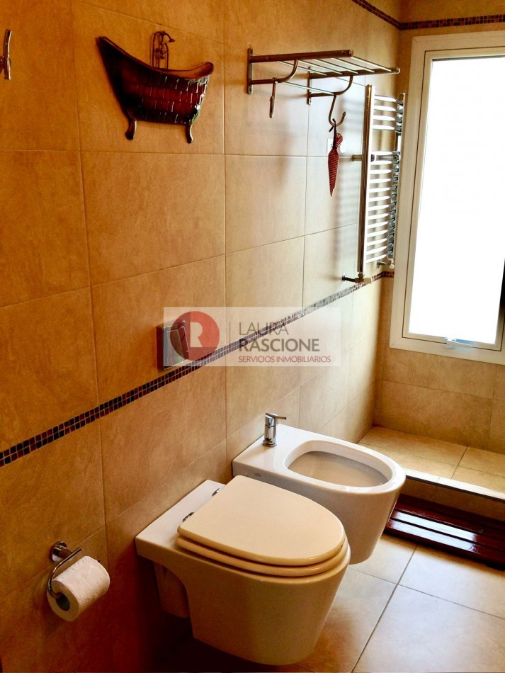 Venta Casa 5 ambientes en Pinamar con dos suites y parque (Ideal Familia o Renta Temporaria)