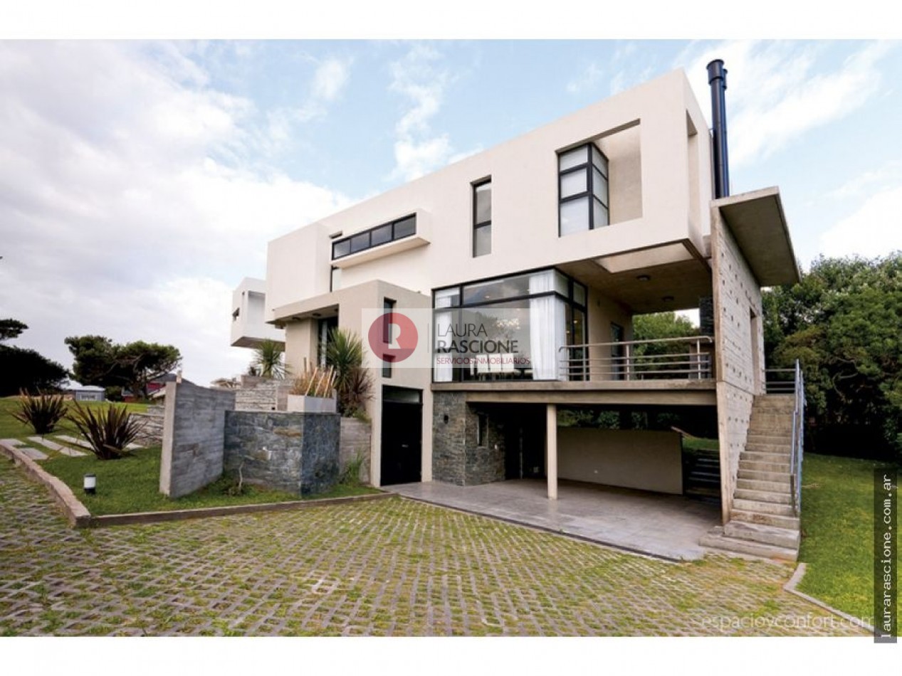 CASA EN CARILO, A PASOS DEL MAR