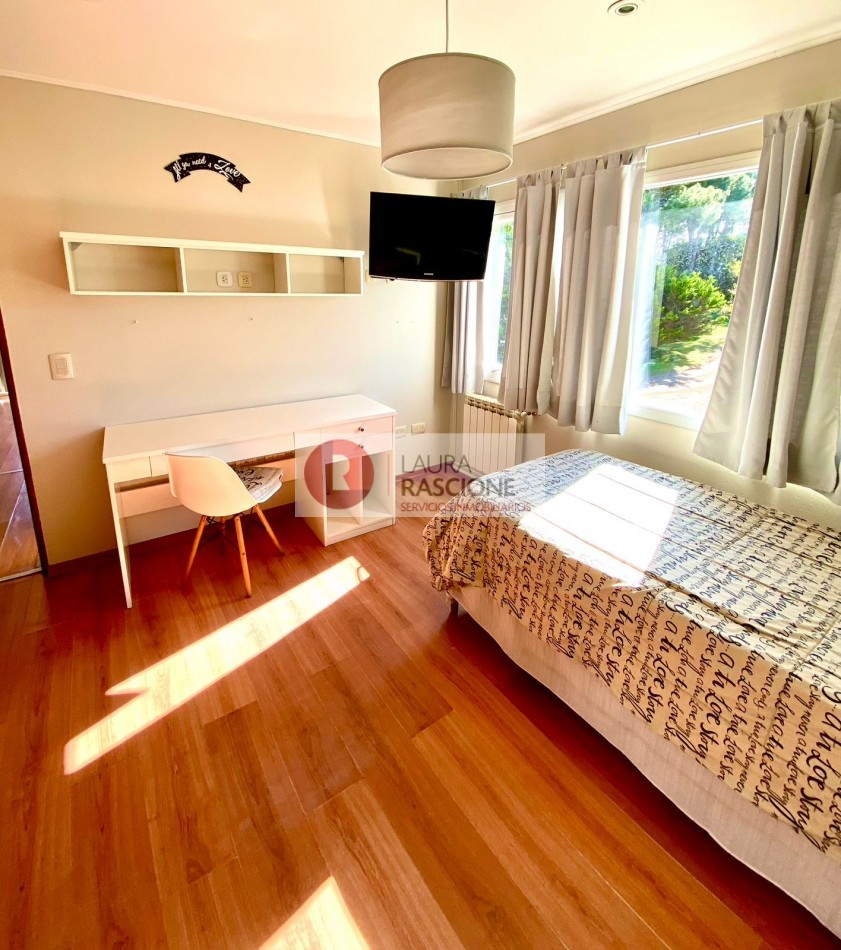 Venta Casa 5 ambientes en Pinamar con dos suites y parque (Ideal Familia o Renta Temporaria)