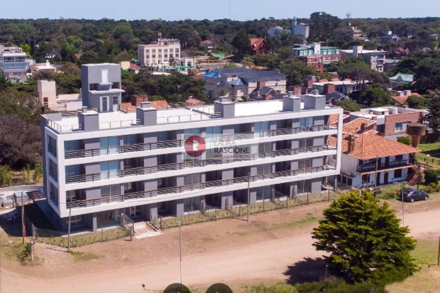 Departamento con vista lateral al mar.