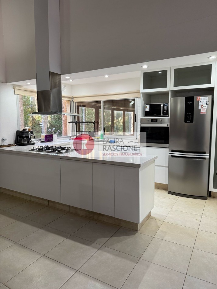 Casa en venta  Pinamar Norte, cerca del centro del Olimpo y la playa
