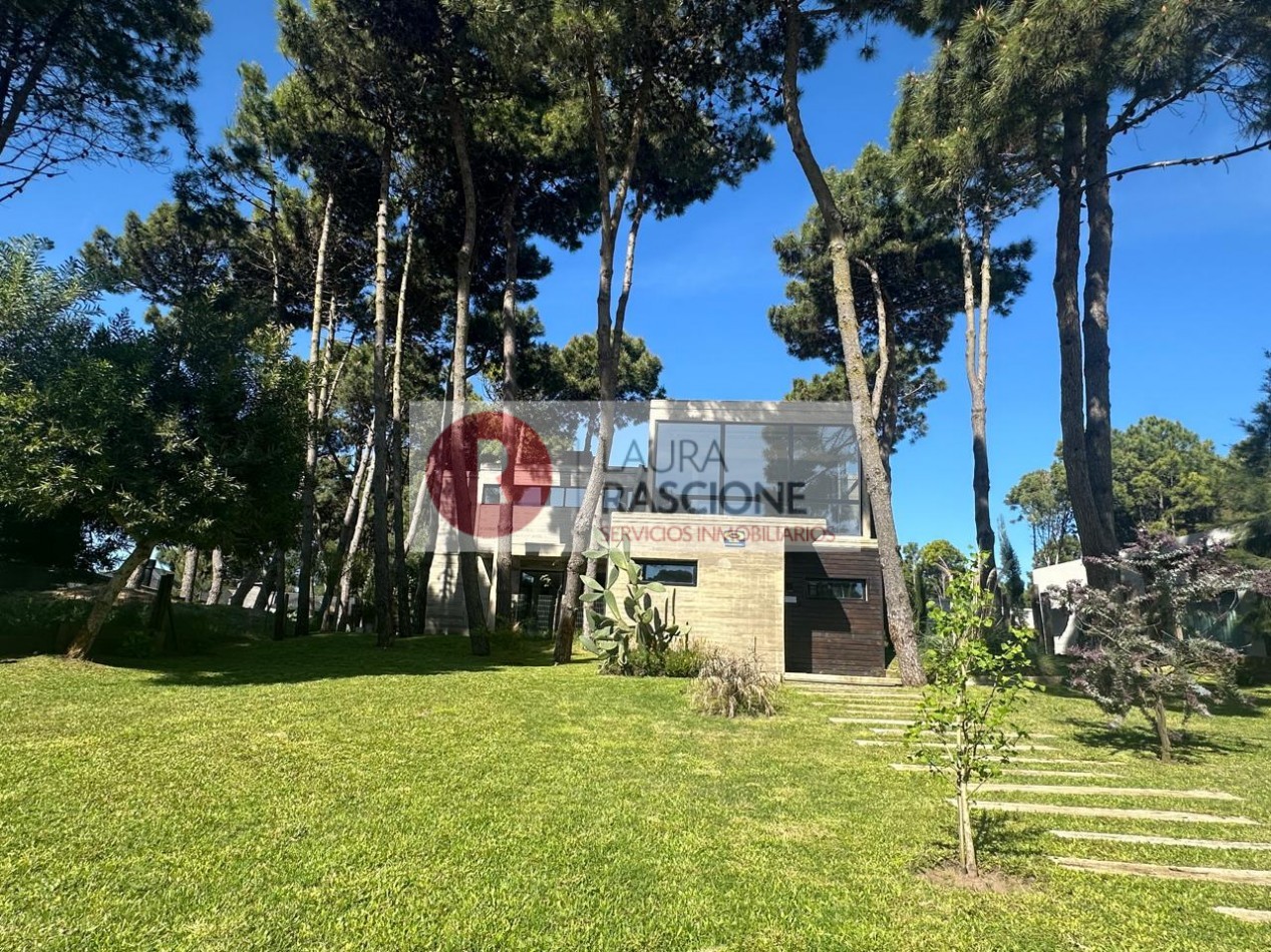 Venta de Casa 4 ambientes con piscina Barrio Nayades, Pinamar