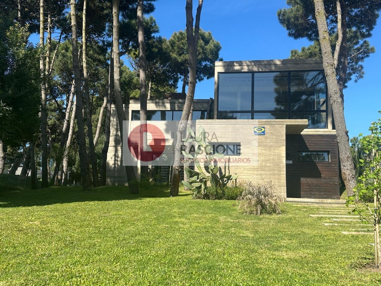 Venta de Casa 4 ambientes con piscina Barrio Nayades, Pinamar