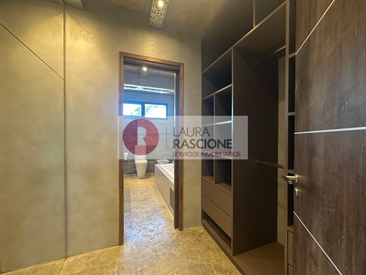 Venta de Casa 4 ambientes con piscina Barrio Nayades, Pinamar