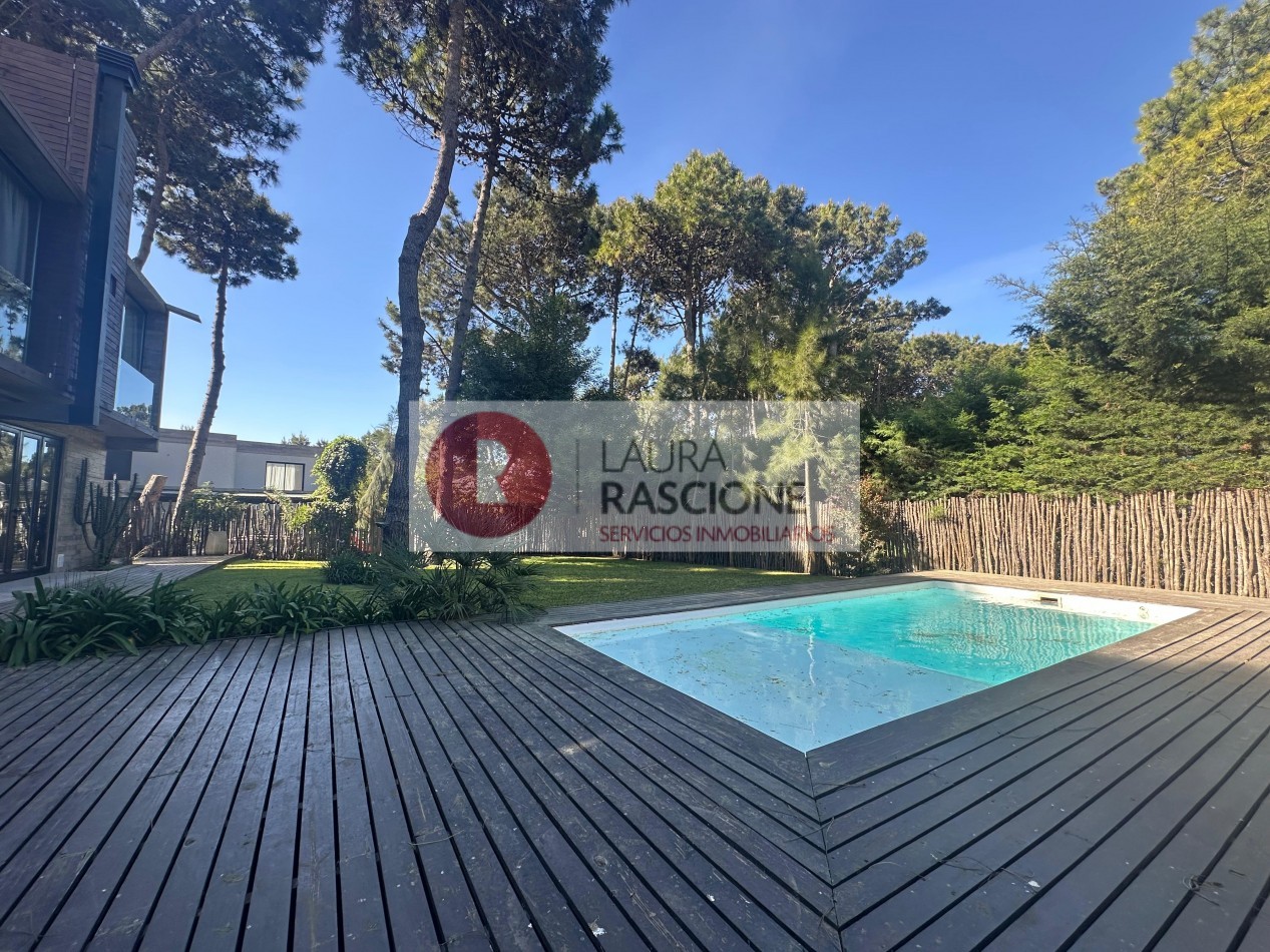Venta de Casa 4 ambientes con piscina Barrio Nayades, Pinamar