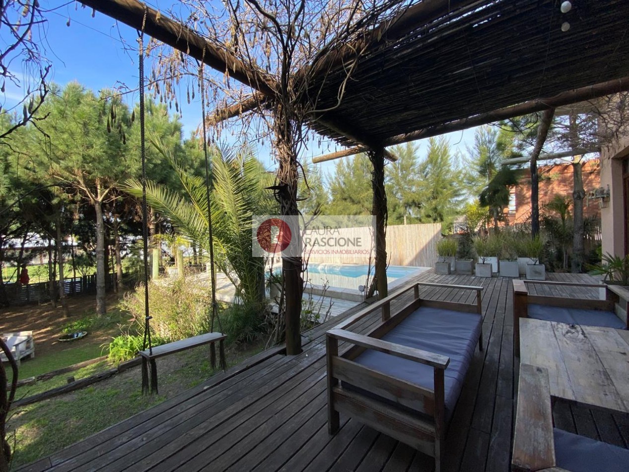 Casa de 2 Dormitorios con Parque y Pileta en Pinamar