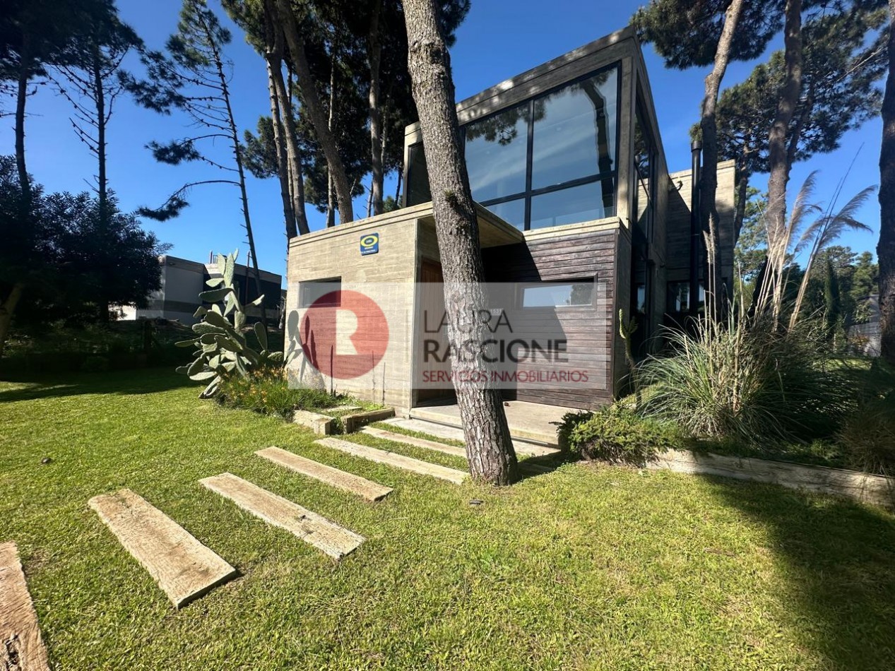 Venta de Casa 4 ambientes con piscina Barrio Nayades, Pinamar