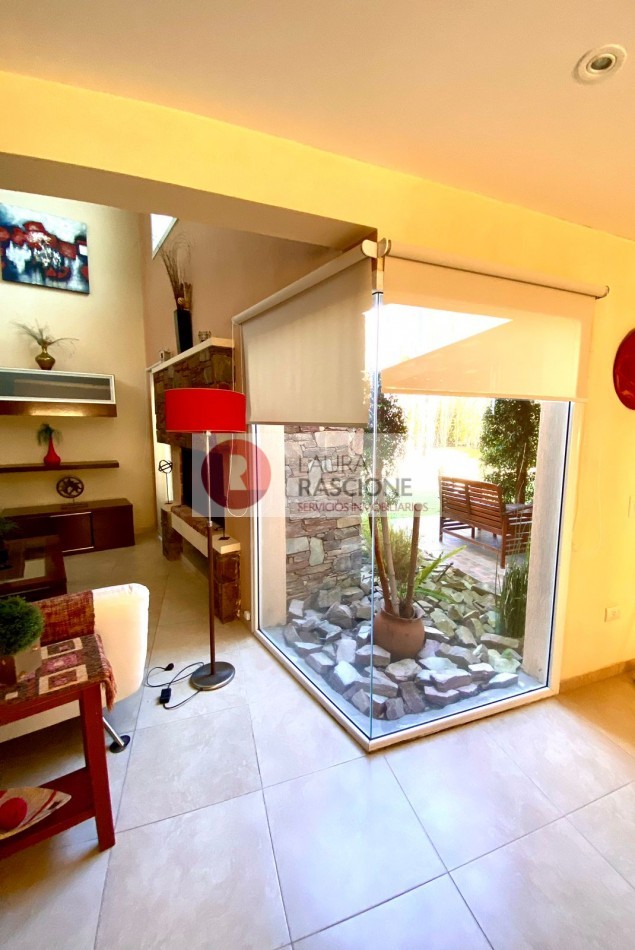 Venta Casa 5 ambientes en Pinamar con dos suites y parque (Ideal Familia o Renta Temporaria)