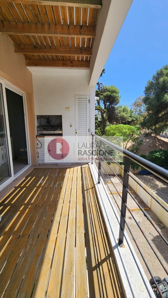 Departamento con balcon y parrilla en pleno centro de Pinamar.