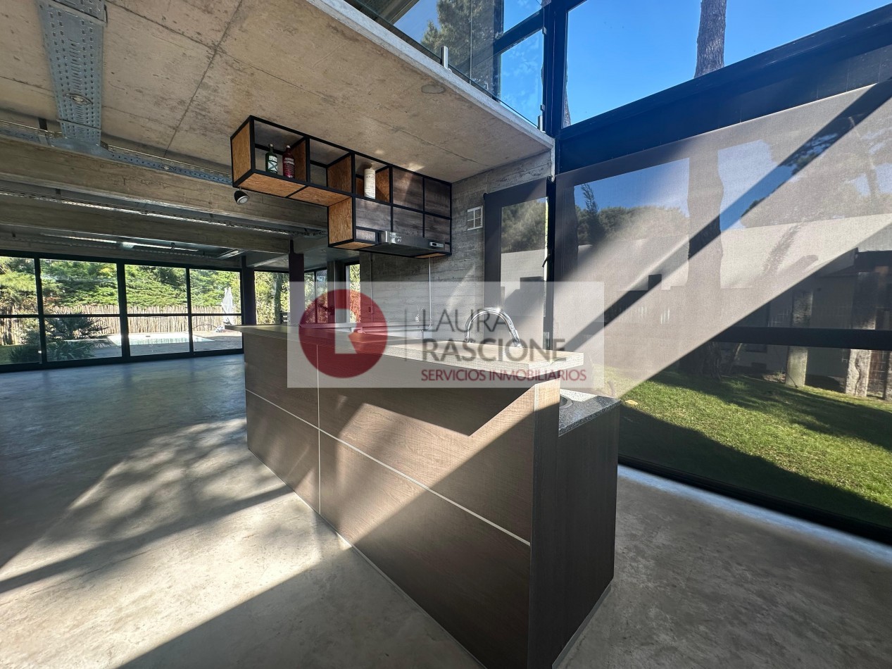 Venta de Casa 4 ambientes con piscina Barrio Nayades, Pinamar