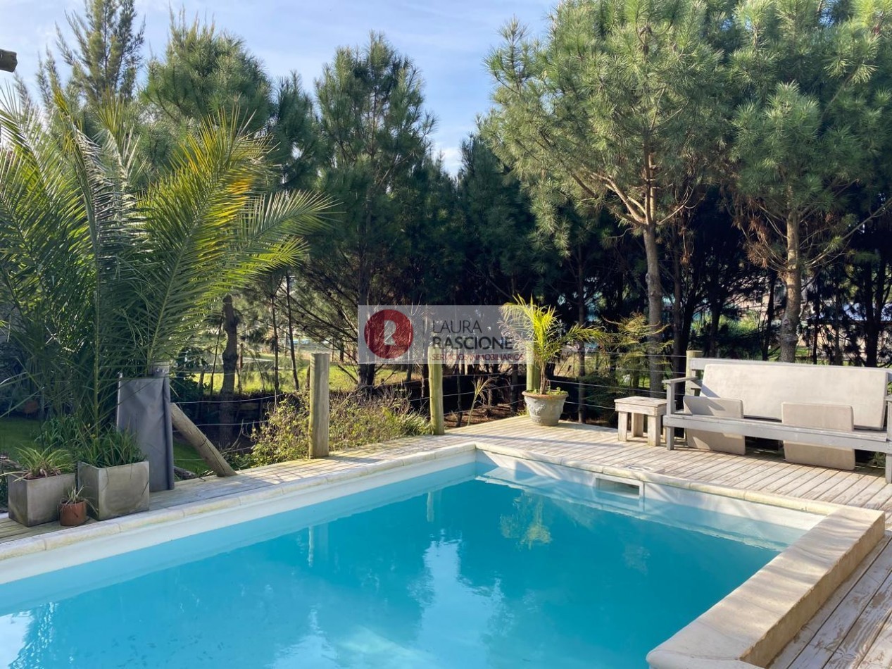 Casa de 2 Dormitorios con Parque y Pileta en Pinamar