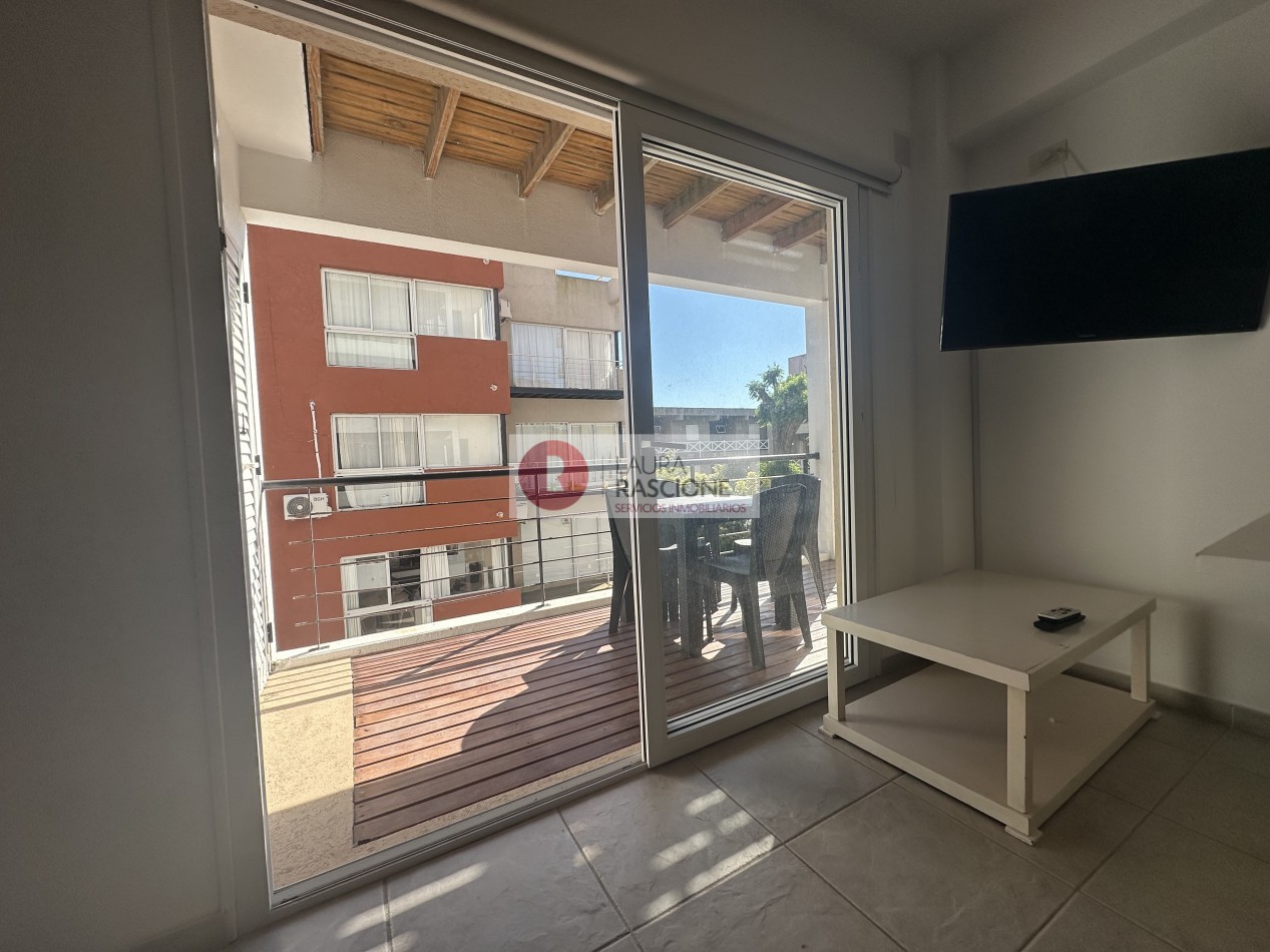 Departamento con balcon y parrilla en pleno centro de Pinamar.