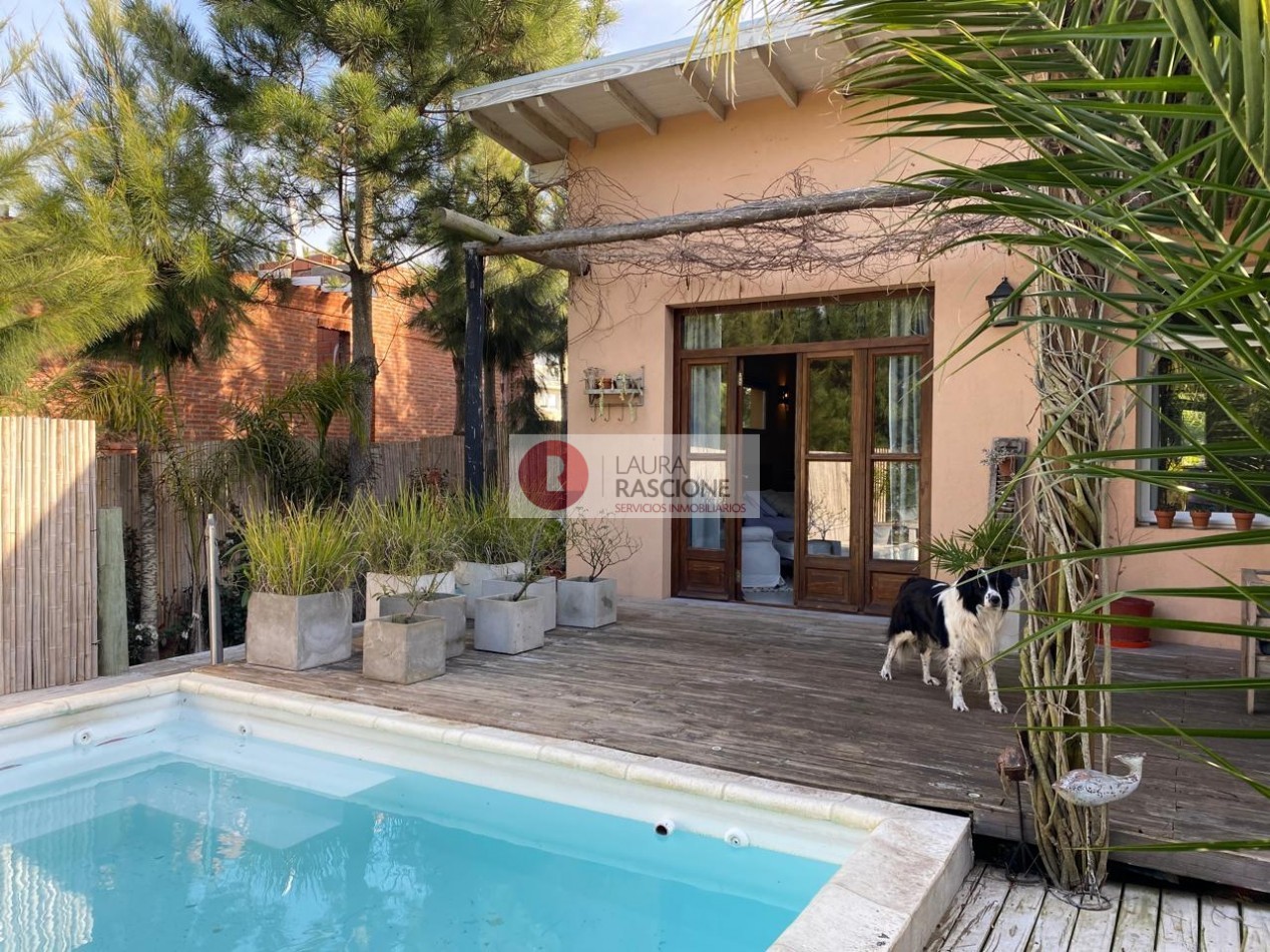 Casa de 2 Dormitorios con Parque y Pileta en Pinamar