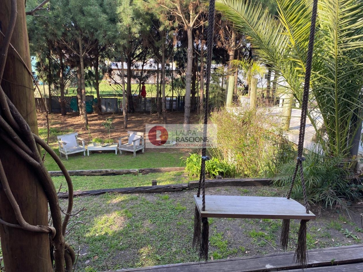 Casa de 2 Dormitorios con Parque y Pileta en Pinamar