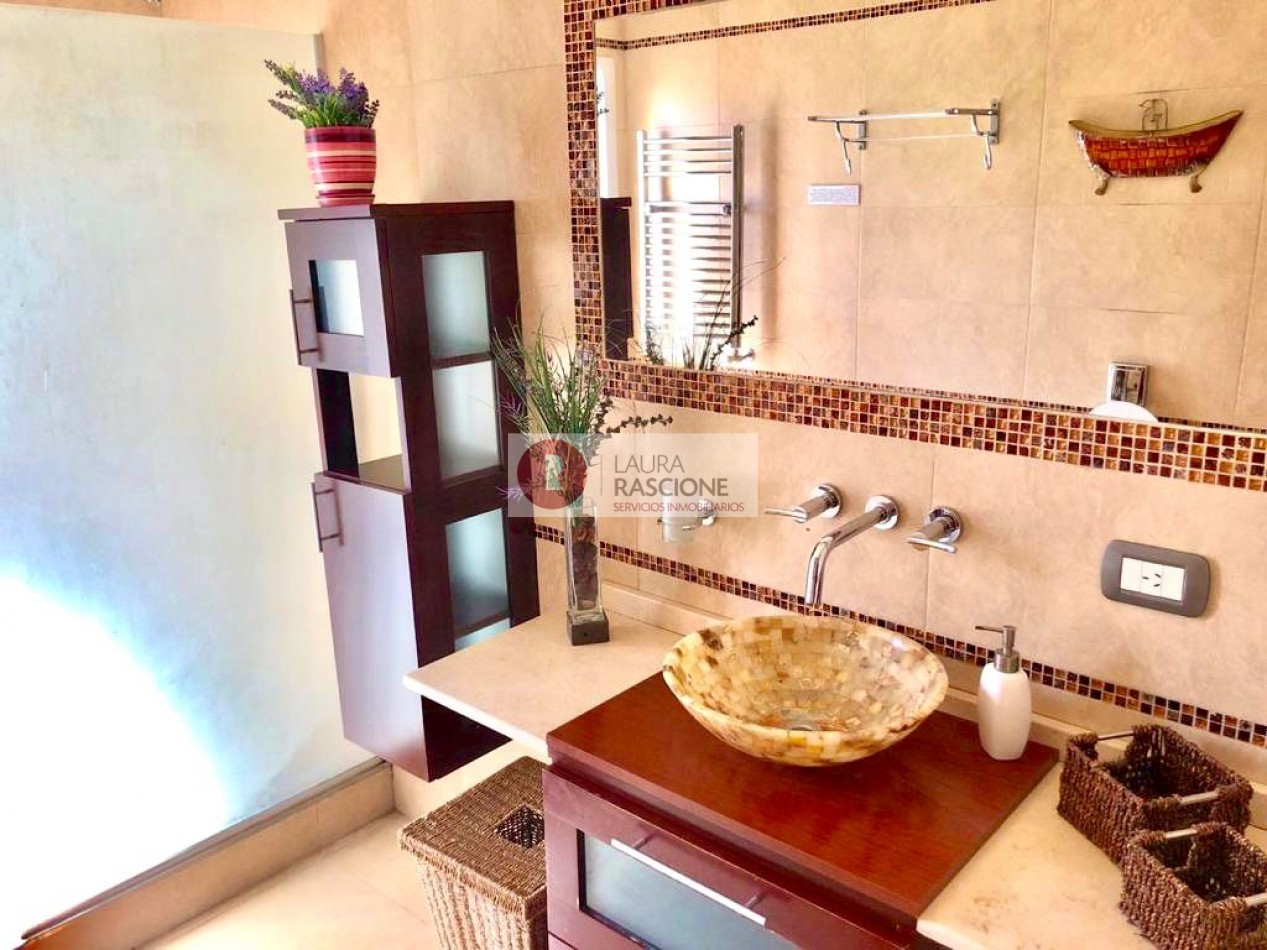 Venta Casa 5 ambientes en Pinamar con dos suites y parque (Ideal Familia o Renta Temporaria)