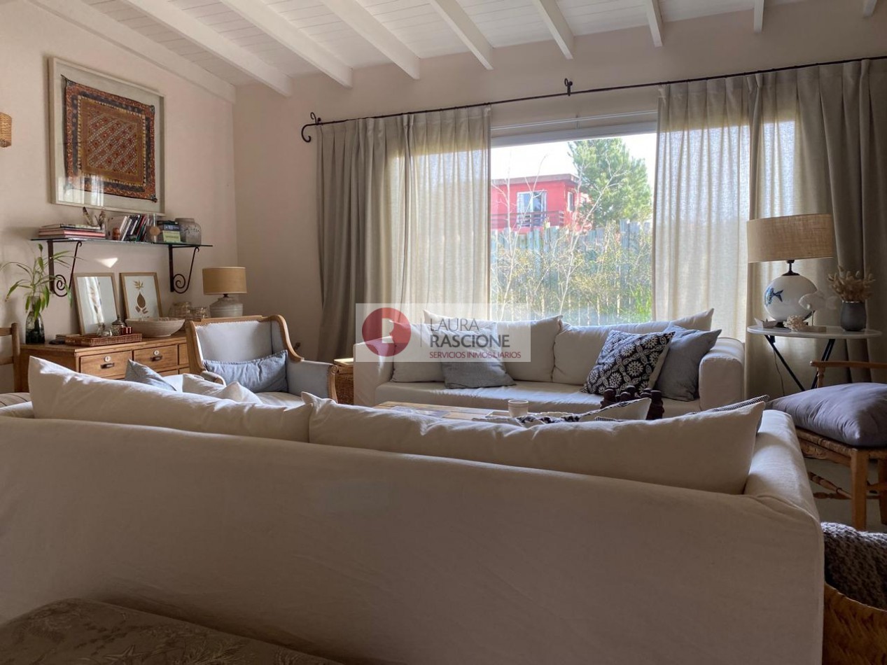 Casa de 2 Dormitorios con Parque y Pileta en Pinamar