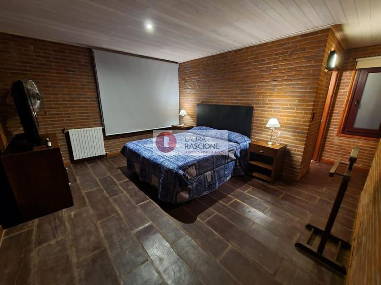 Excelente casa con pileta climatizada en Carilo (C)