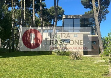 Venta de Casa 4 ambientes con piscina Barrio Nayades, Pinamar