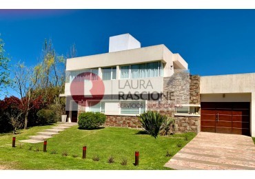 Venta Casa 5 ambientes en Pinamar con dos suites y parque (Ideal Familia o Renta Temporaria)